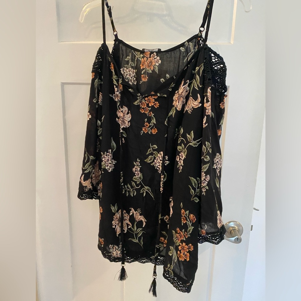 Black floral cold shoulder top. Size Large